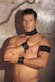 armband-leder-schwarz-mit-nieten