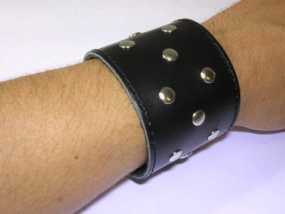 Armband Leder schwarz mit Nieten