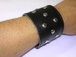 armband-leder-schwarz-mit-nieten