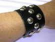 armband-leder-schwarz-mit-nieten