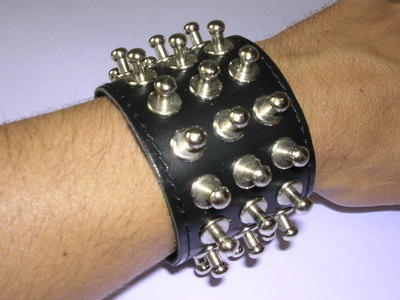 Armband Leder schwarz mit Nieten