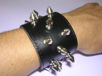 Armband Leder schwarz mit Dornen