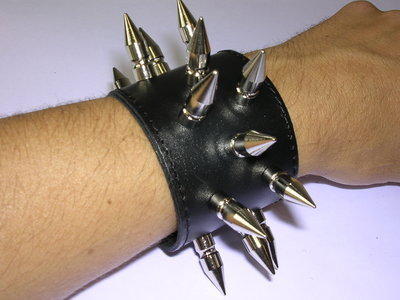 Armband Leder schwarz mit Dornen