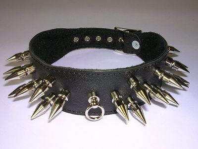 Halsband Leder schwarz mit Dornen