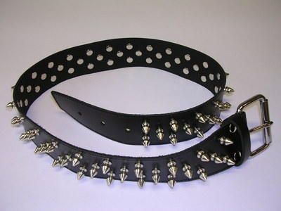 G�rtel Leder schwarz mit Dornen