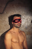 augenmaske-offen-leder-schwarz-rot
