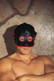 gesichtsmaske-offen-leder-schwarz-rot
