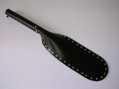 Klatsche Leder schwarz mit Nieten