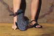 sandalen-schwarz-mit-dornen