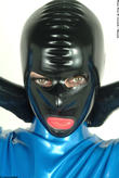 maske-mit-oeffnung-fuer-augen-nase-mund