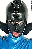 maske-mit-oeffnung-fuer-augen-nase-mund