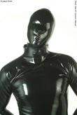 maske-mit-perforierten-oeffnungen-fuer-mund-und-auge