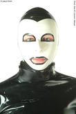 maske-mit-kontrastfarbe