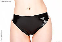 Latexminislip im Schritt offen