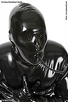 Latexmaske mit perf. Augenöffnungen und Mundschlauch