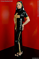 Latex Nonnen-Uniform