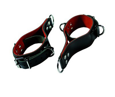 Schwarz-rote Handfesseln mit ausgestelltem Ring