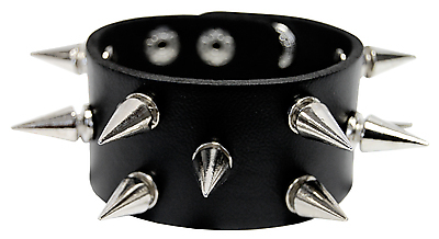 Kunstledermanschette mit Kegelnieten