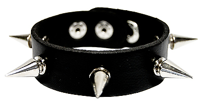 Einreihiges Kunstlederarmband mit spitzen Nieten