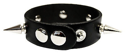Einreihiges Kunstlederarmband mit spitzen Nieten