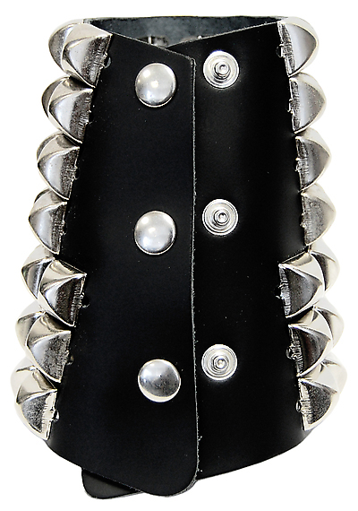 Kunstlederarmband / 69 Pyramidennieten