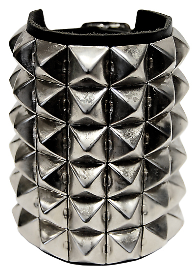 Lederarmband / 6 R. Pyramidennieten