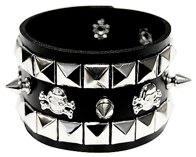 Nietenarmband aus Kunstleder