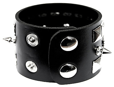 Nietenarmband aus Kunstleder