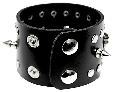 Kunstlederarmband mit erschiedenen Nieten