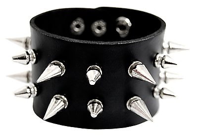 Armband mit Kegelnieten in zwei Größen