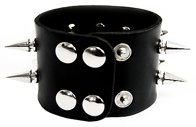 Armband mit Kegelnieten in zwei Größen