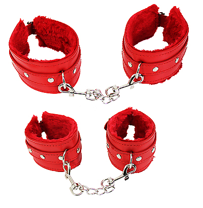 Rotes Bondage Set mit flauschigem Innenpolster