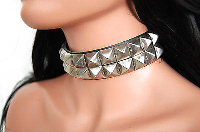 Lederhalsband / 2-reihig Pyramidennieten