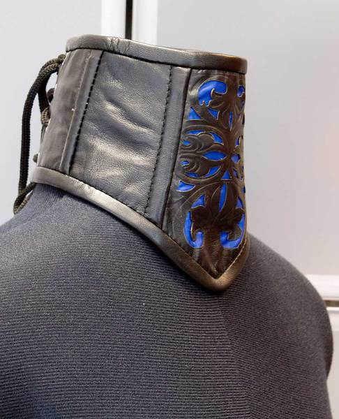 Halskorsett mit blauer Spitze