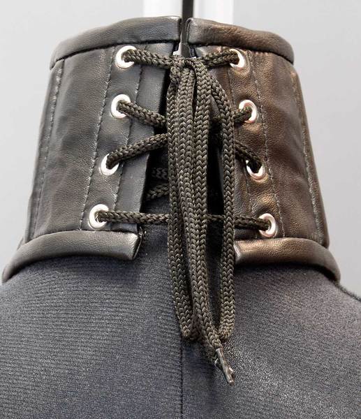 Halskorsett mit blauer Spitze