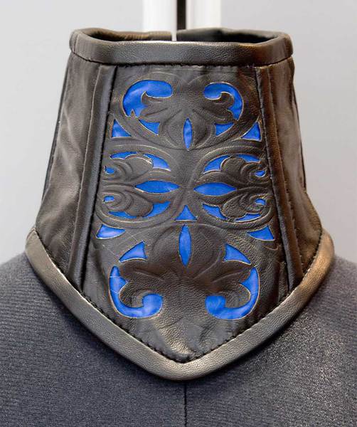 Halskorsett mit blauer Spitze