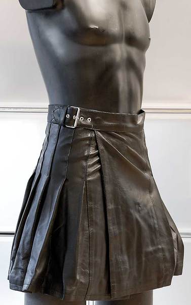 Lederkilt mit Schnallen seitlich von vorne
