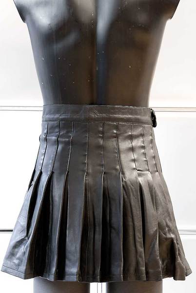 Lederkilt mit Schnallen von hinten