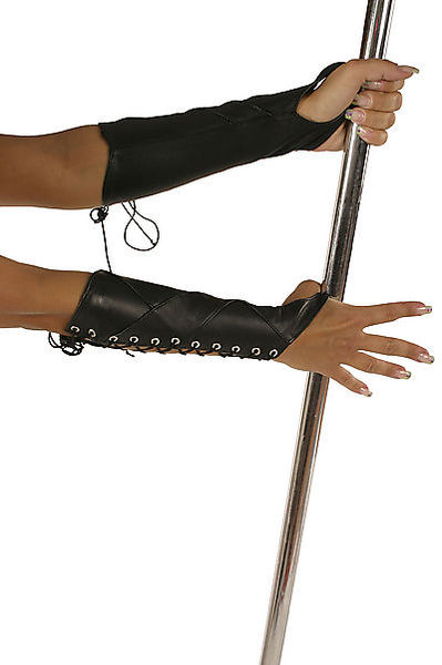 Armstulpen aus Leder mit Schnürung