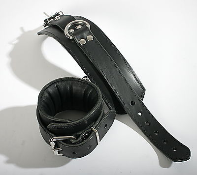 Gepolsterte schwarze Fußfesseln aus Leder