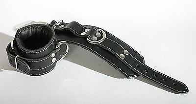 Schmale gepolsterte Handfesseln aus Leder