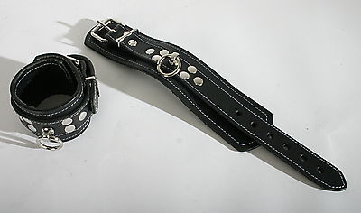 Schmale verstellbare Handfesseln aus Leder