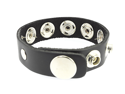 Leder Penisriemen mit vielen Nieten