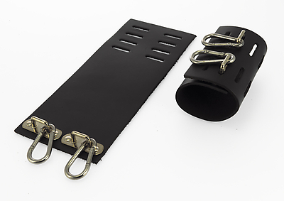 Breite Leder Handfesseln schwarz mit Karabinerhaken