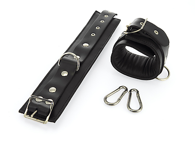 Gepolsterte Fußfesseln aus Leder mit Karabiner
