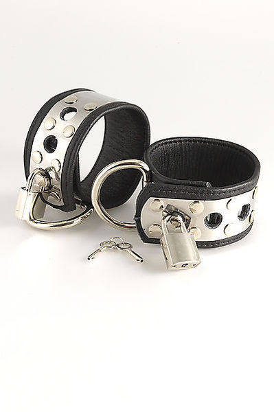 Leder-Armfesseln mit Metallbeschlag und Vorhängeschloss