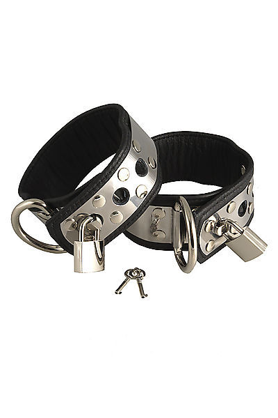 Leder-Fußfesseln mit Metallbeschlag und Vorhängeschloss