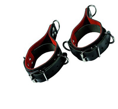 Schwarz rote Fußfesseln mit ausgestelltem Ring Ledapol LE5627