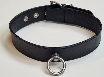 Glattes schwarzes Lederhalsband mit O-Ring
