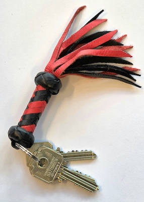 Schlüsselanhänger in Peitschenform – echtes Leder